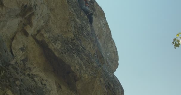 Junger Bergsteiger Ruht Sich Inmitten Der Felsen Aus — Stockvideo