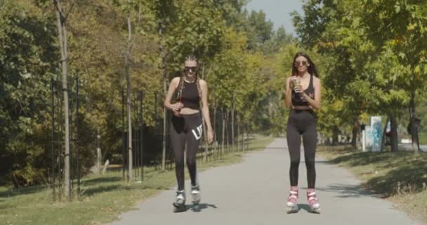 Tonåringar Rollerblading Parken — Stockvideo