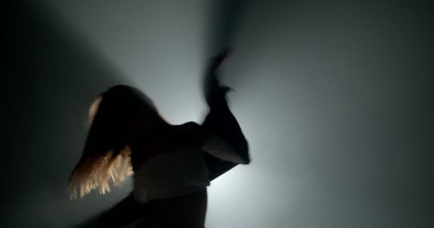 Silhouette Egy Lány Táncol Elszigetelt Kék Lassított Felvételen — Stock videók