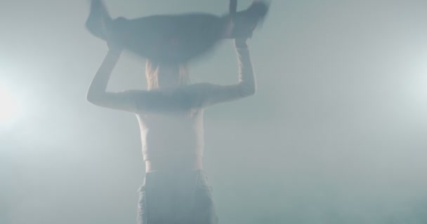 Silhouette Egy Lány Készül Táncolni Elszigetelt Kék Lassított Felvételen — Stock videók