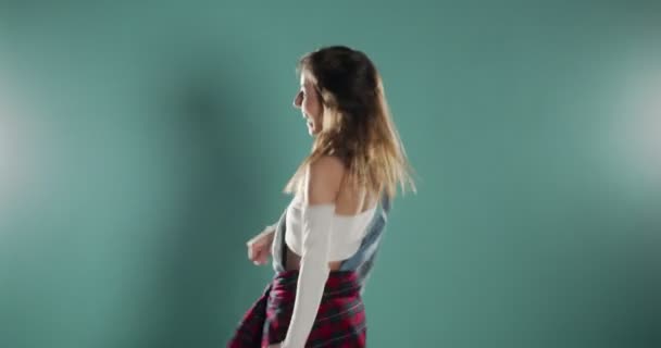 流行の女の子ダンス孤立オン青 — ストック動画