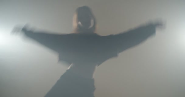 Silhouette Une Belle Fille Dansant Isolée Sur Jaune Avec Fumée — Video