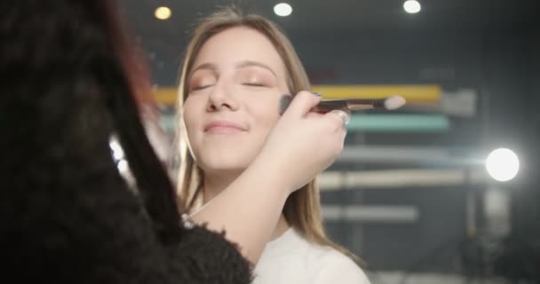 Ein Mädchen Trägt Ihren Freund Atelier Sanft Mit Puder Auf — Stockvideo