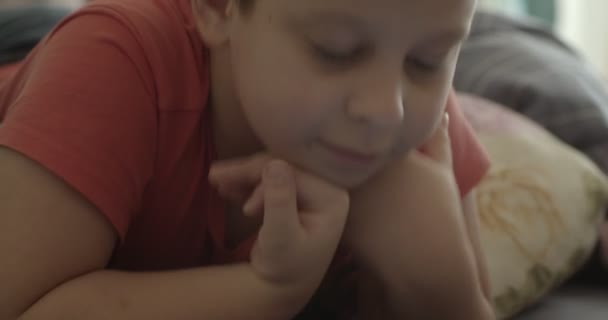 Αγόρι Απολαμβάνει Διασκέδαση Χρόνο Ένα Τηλέφωνο — Αρχείο Βίντεο