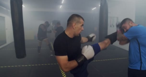 Doi Bărbați Sparring Sala Gimnastică — Videoclip de stoc