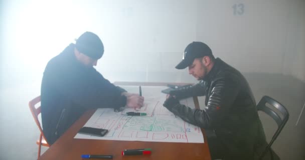 Criminali Che Progettano Colpo Banca Insieme Disegnando Piano Una Mappa — Video Stock