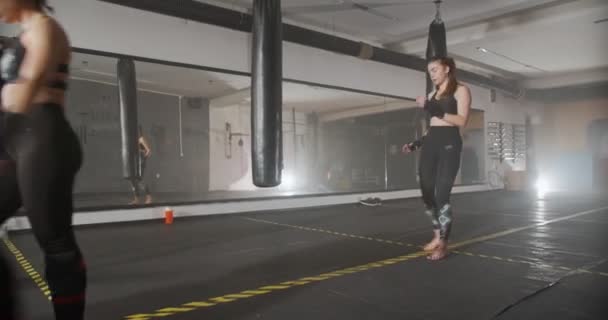 Kızlar Spor Salonunda Egzersiz Yapmak Için Isınıyor — Stok video