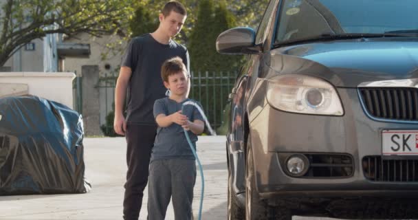 Fiatal Fiú Segít Bátyjának Lemosni Családi Autót Kertben — Stock videók