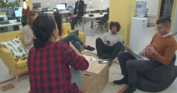 Genç Çok Kültürlü Insanlar Ofiste Rahatça Oturup Fikirleri Tartışıyor Arkadaşlığı — Stok video
