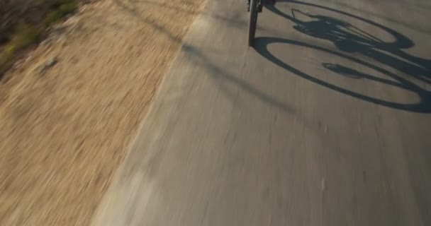 Radfahrer Rast Über Landstraße — Stockvideo