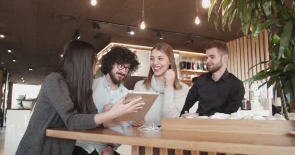 Vänner Träffas Kaffebar — Stockvideo