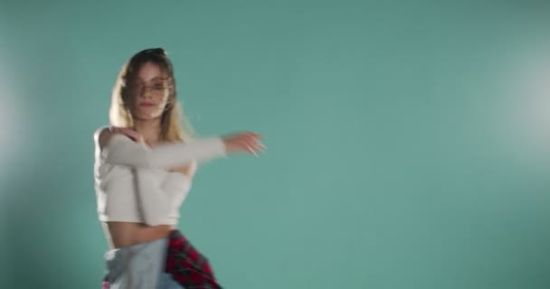 Девушка Танцует Современный Стиль Изолирован Синий — стоковое видео
