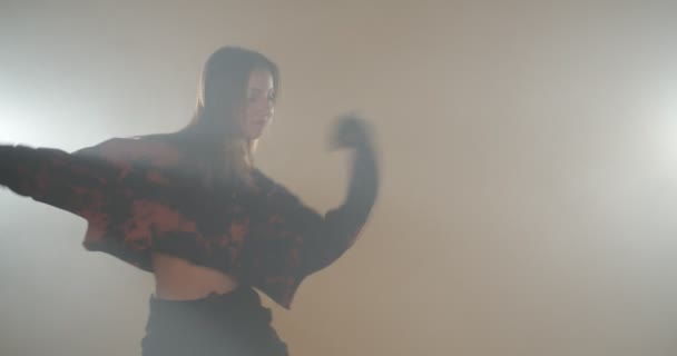 Piękna Dziewczyna Tańczy Żółto Lekkim Dymem Zwolnionym Tempie — Wideo stockowe
