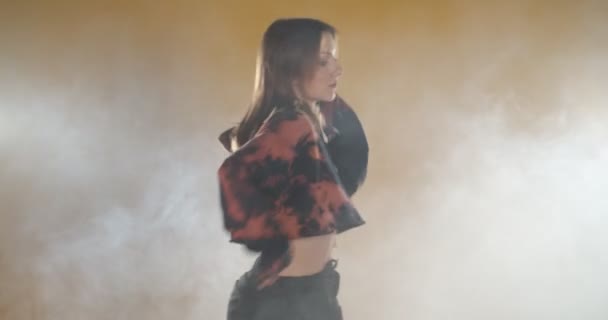 Piękna Dziewczyna Taniec Odizolowany Żółtym Lekkim Dymem — Wideo stockowe