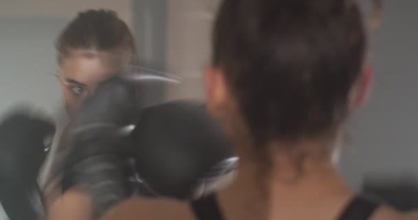 Fille Avec Foyer Shadowboxing Dans Salle Gym — Video