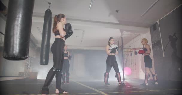 Vier Mädchen Bereiten Sich Fitnessstudio Auf Das Boxen Vor — Stockvideo