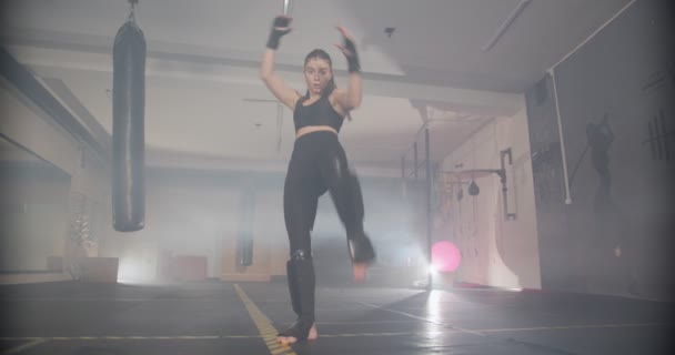 Menina Boxe Ginásio — Vídeo de Stock