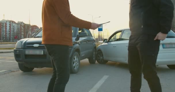 Homme Payant Assurance Après Accident Voiture — Video