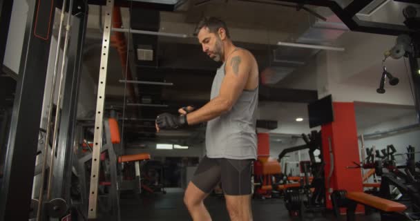 Volwassen Man Doet Biceps Arm Workouts — Stockvideo
