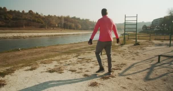 Erwachsener Mann Übt Draußen Park — kostenloses Stockvideo