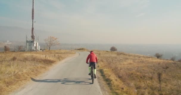 自転車利用者が田舎道を走る — ストック動画