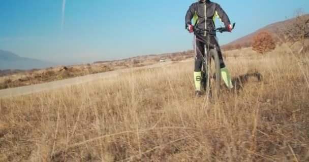 Dağdaki Bir Bisikletçinin Yakın Görüntüsü — Stok video