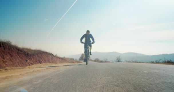 Radfahrer Rast Über Landstraße — Stockvideo