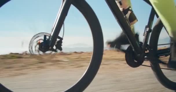 Vista Angolo Basso Ciclista Senior Sella Una Strada Collina — Video Stock