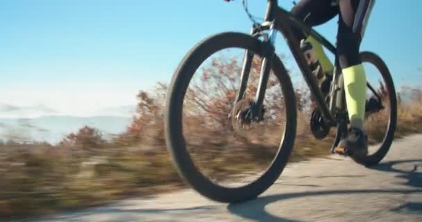 Biciclista Cavalgando Pelas Montanhas Sua Bicicleta — Vídeo de Stock