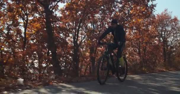 Старший Велосипедист Лесу Дороге Замедленная Съемка — стоковое видео