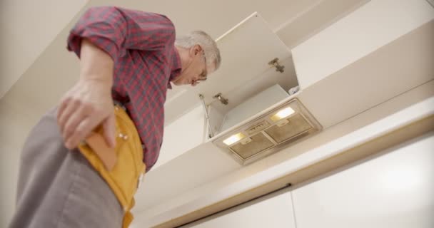 Workman Memperbaiki Ventilasi Udara Sebuah Apartemen — Stok Video