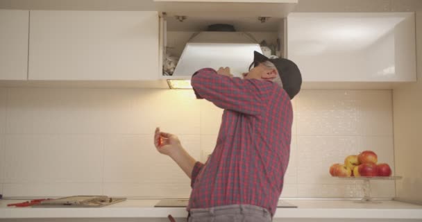 Handyman Met Een Gereedschapsriem Voor Ventilatieopeningen Keuken — Stockvideo