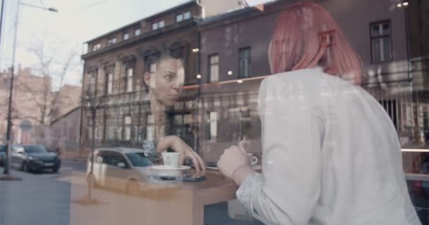 Fiatal Üzletasszonyok Találkoznak Egy Kávézóban — Stock videók