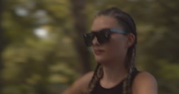 Duas Meninas Adolescentes Montando Lâminas Rolo Parque — Vídeo de Stock