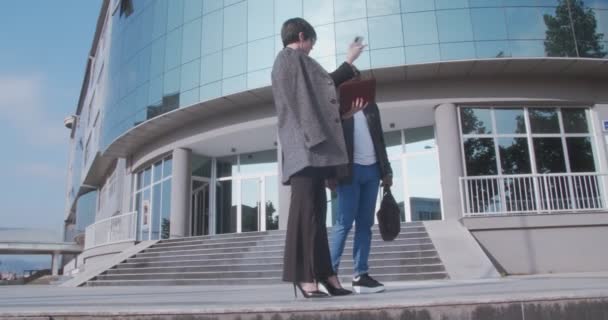 Fiatal Multikulturális Üzleti Csapat Dolgozik Egy Projekten Egy Napsütéses Napon — Stock videók