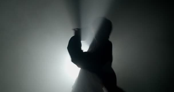 男主角在演播室里跳舞 — 图库视频影像