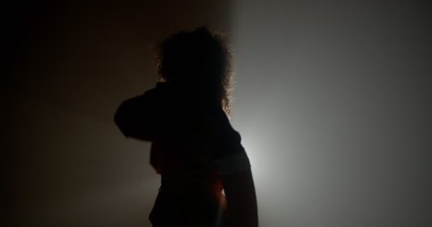 女の子シルエットでスタジオで霧と光線ダンス — ストック動画