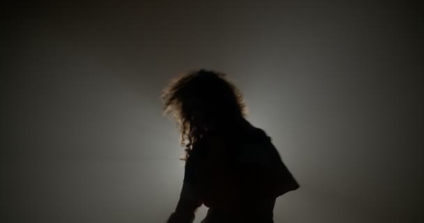 Силуэт Кудрявая Девушка Студии Туманом Светлыми Лучами Танцев — стоковое видео