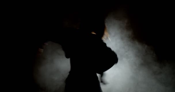 연기와 스튜디오에 실루엣걸 의어두운 육감적 — 비디오