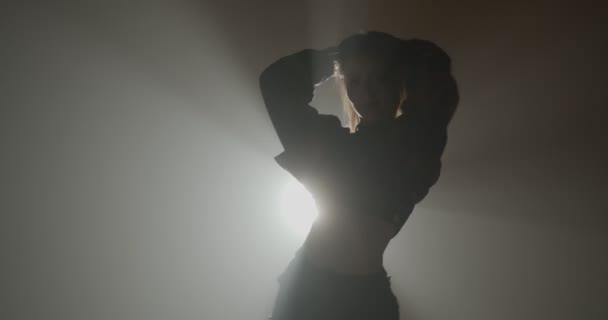 Silhueta Menina Dançando Sensualmente Estúdio Com Fumaça — Vídeo de Stock