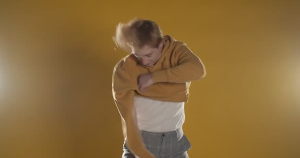 Erkek Dansçı Stüdyoda Yavaş Çekimde Sarıda Tek Başına Gösteri Yapıyor — Stok video