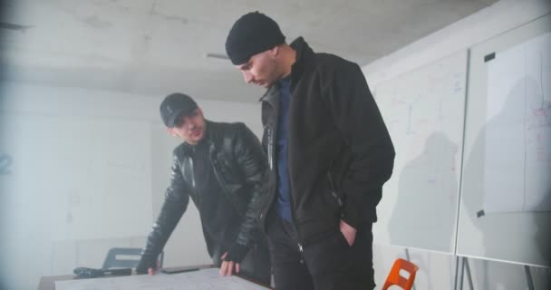 两名罪犯计划在车库里抢劫 — 图库视频影像