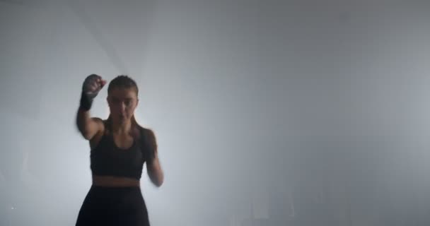 Entraînement Fille Kickboxing Dans Salle Gym — Video