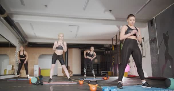 Vier Freunde Trainieren Zusammen Einem Privaten Fitnessstudio — Stockvideo