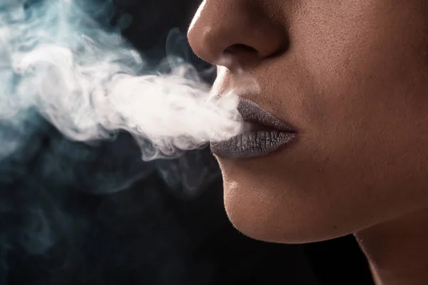 Жінка Палить Сигарету Чорному Тлі — стокове фото