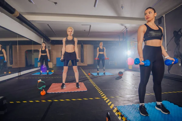Bir Grup Iyi Görünümlü Sporcu Kadın Içeride Vücut Geliştirme Eğitimi — Stok fotoğraf