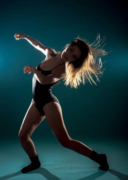 Καλλιτεχνική Σύγχρονη Χορεύτρια Εξάσκηση Χορευτικές Κινήσεις Στο Στούντιο — Φωτογραφία Αρχείου