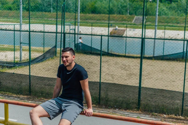 Atleta Masculino Ropa Deportiva Descansando Parque Después Del Entrenamiento — Foto de Stock