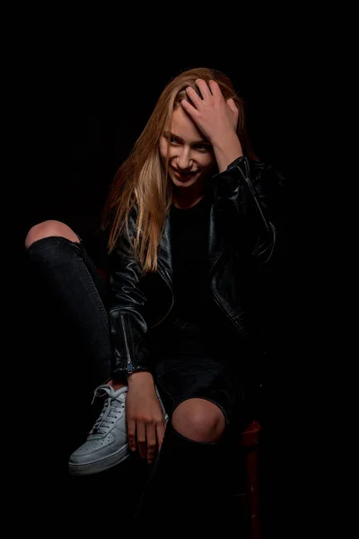 Attraktives Junges Weibliches Model Posiert Stylischer Schwarzer Kleidung — Stockfoto