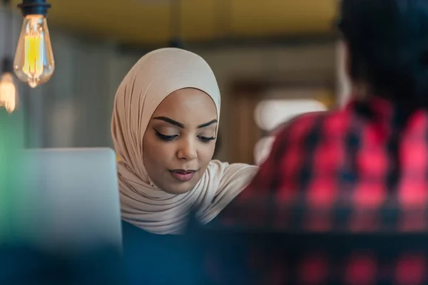 Gadis Muslim Afrika Mengenakan Jilbab Bekerja Pada Laptop Sebuah Perusahaan — Stok Foto